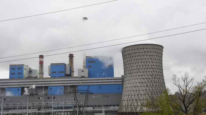 Coal power plant releasing smoke.